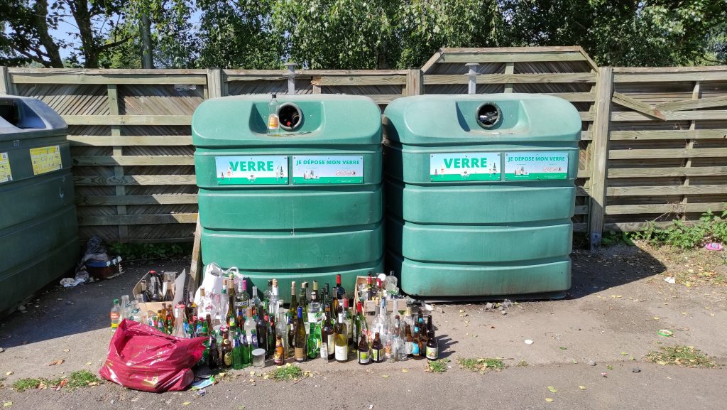 Dépôt au pied des colonnes au PAV de la déchèterie de Saint-Ours